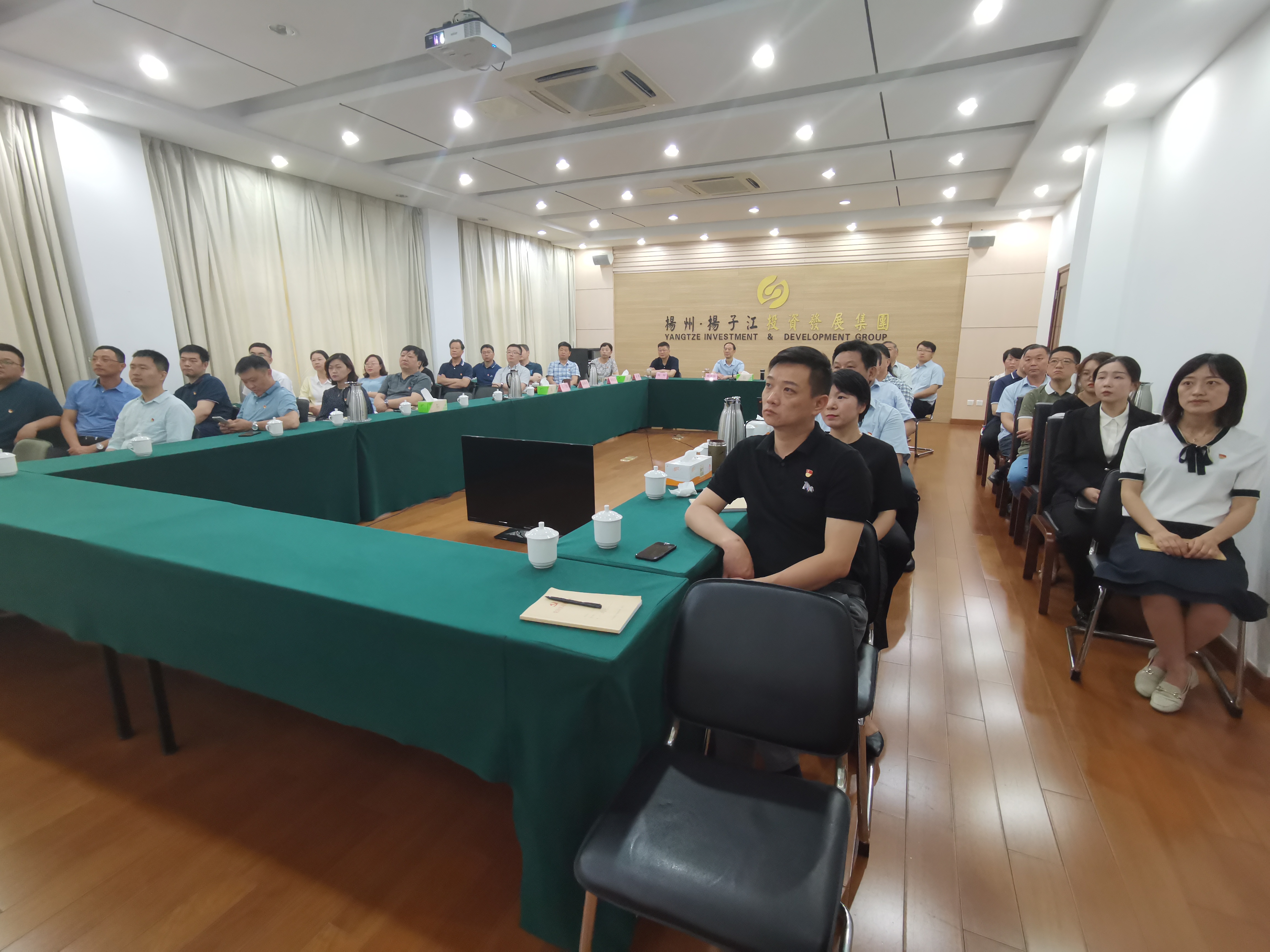 揚(yáng)子江集團(tuán)黨委理論中心組、全體中層干部、直屬支部全體黨員收看慶祝共產(chǎn)黨成立100周年大會(huì).jpg
